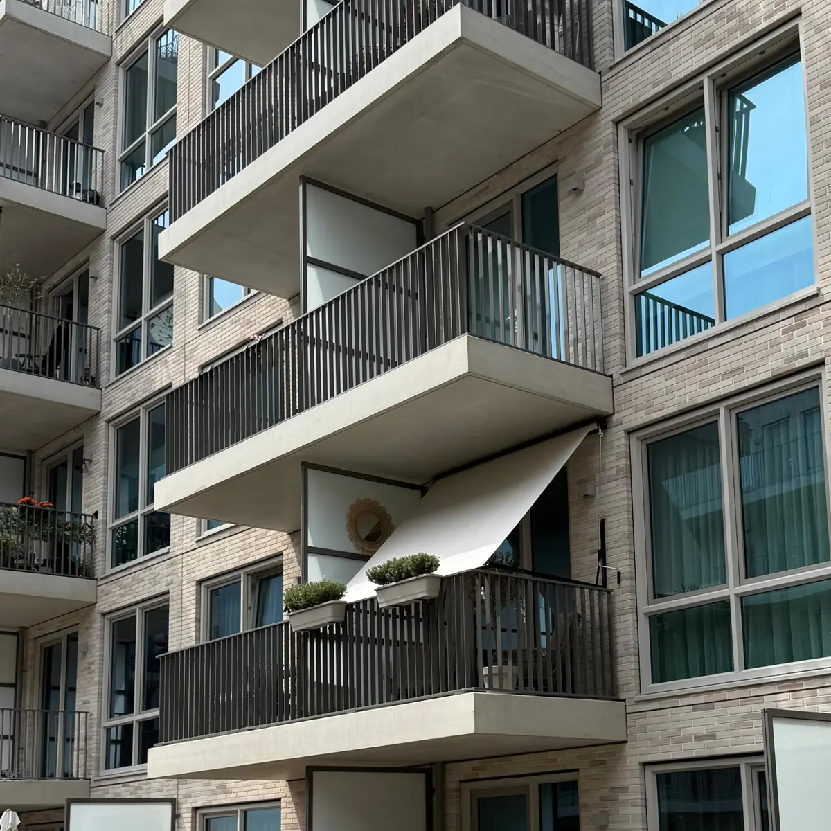 Zonneschermen van Klinkende Werken uit Roelofarendsveen